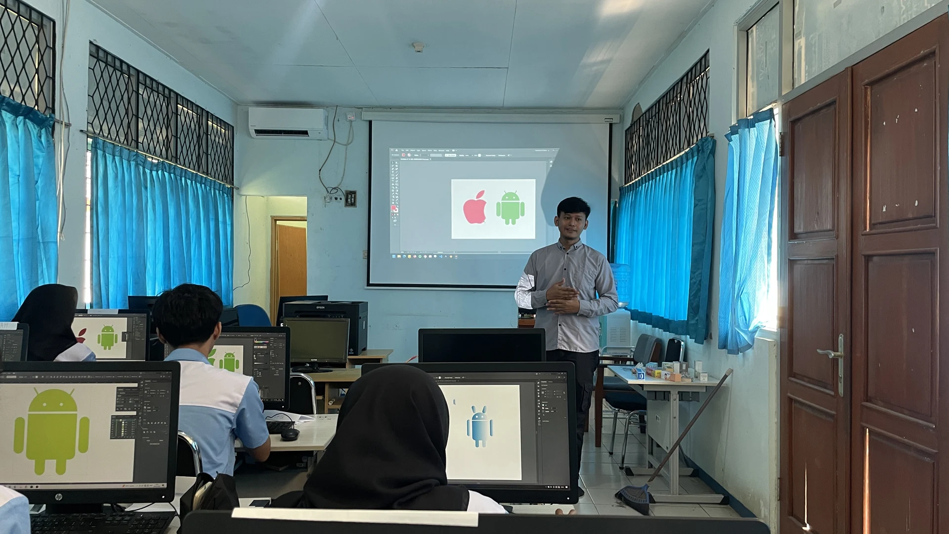 Kegiatan pelatihan desain grafis yang saya dampingi