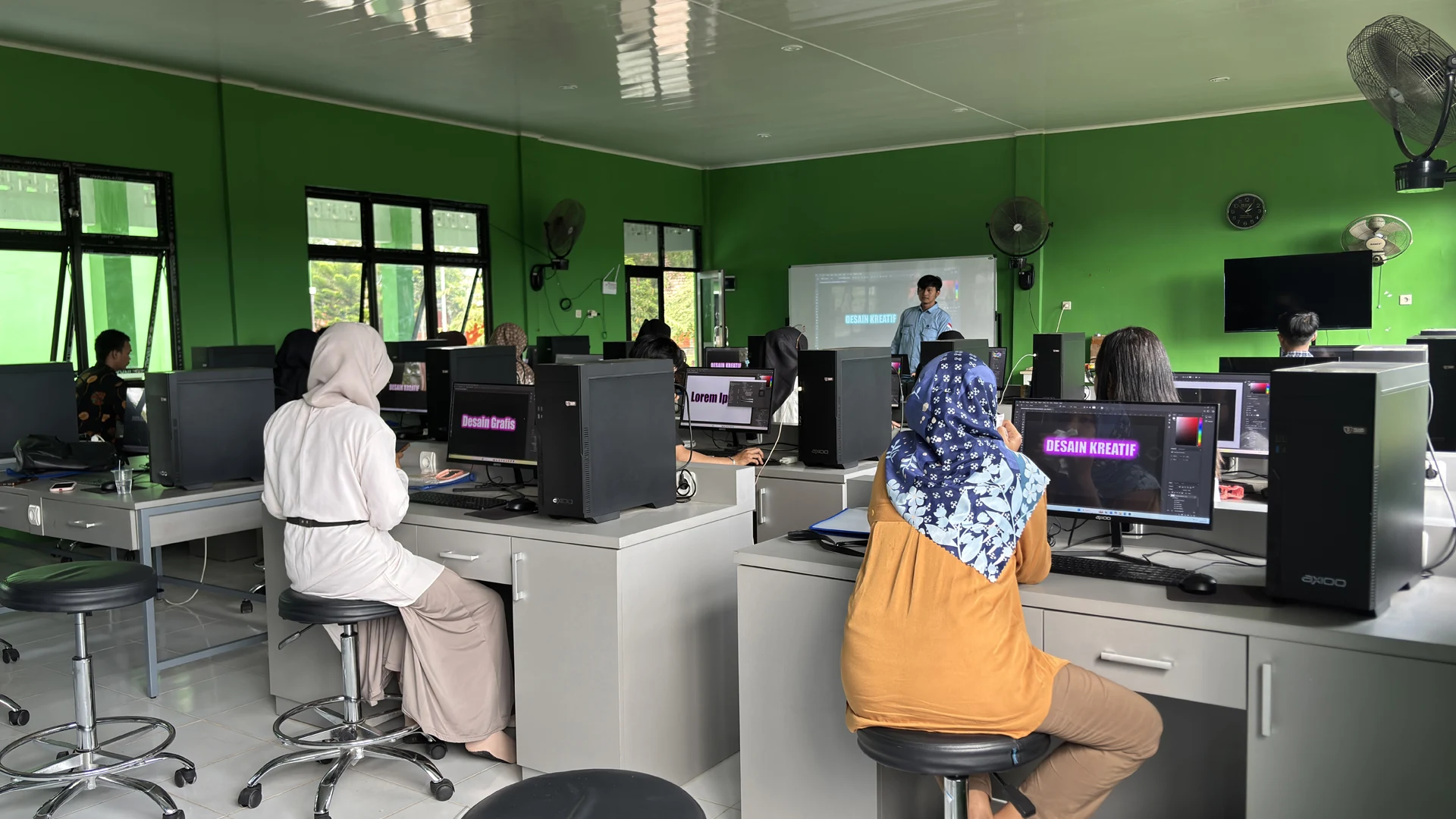 Saya dalam sesi pelatihan desain grafis