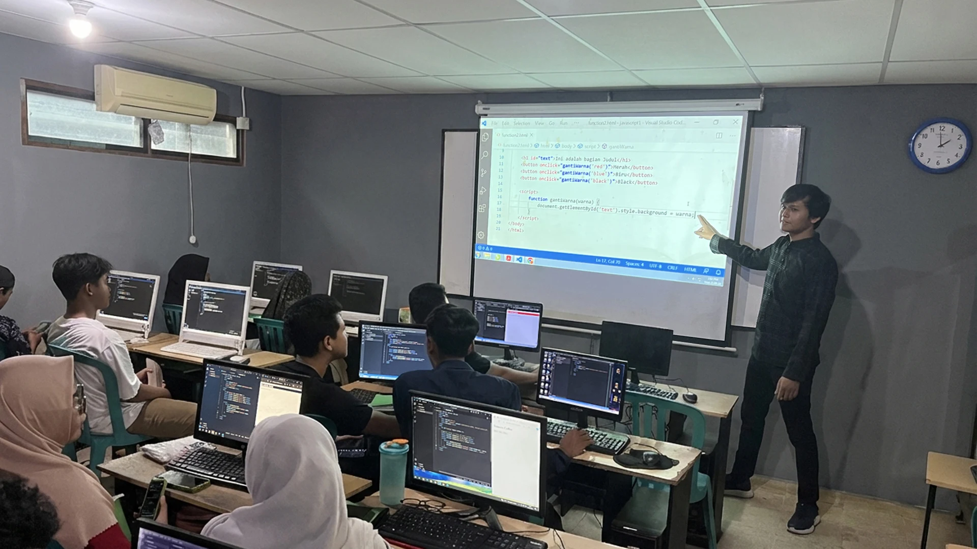 Saya mendampingi pelatihan pengembangan web